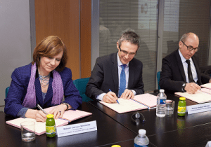 Signature de la convention tripartite par Laurence Rossignol, secrétaire d’Etat chargée de la famille, des personnes âgées et de l’autonomie, Stéphane Troussel, Président du Conseil général de la Seine-Saint-Denis, et Michel Suchaut, Directeur Général de Vitaris. 