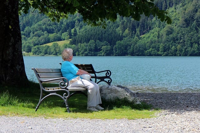 Senior-personnes âgées- isolement-vacances - banc