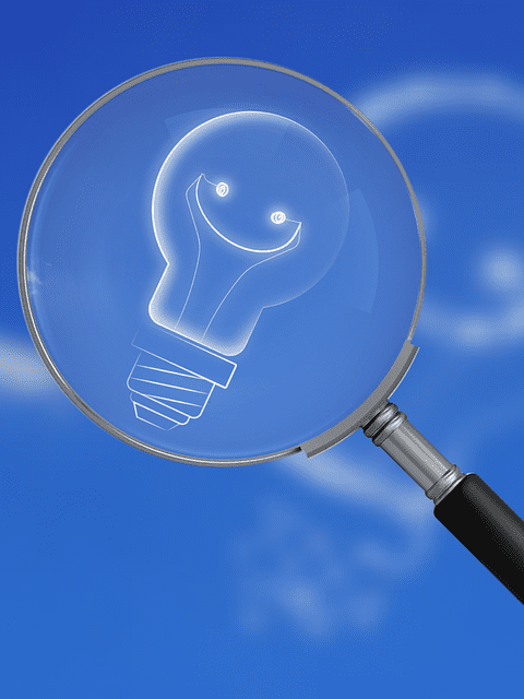 Loupe à la recherche d'idées et d'innovations