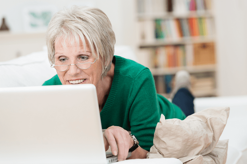 Une femme senior sur l'ordinateur