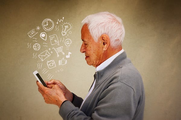 Utilisation du téléphone portable Smartphone par un senior