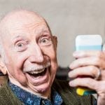 Une personne âgée utilise un Smartphone téléphone portable