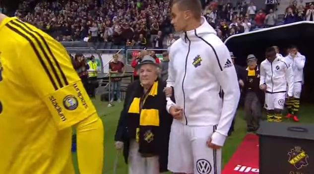 Les personnes âgées remplacent les enfants pour l'entrée des joueurs lors d'un match de football