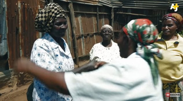 Les femmes âgées font du karaté au Kenya