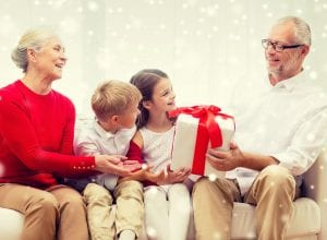 Grands-parents généreux à noël avec leurs petits-enfants