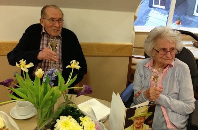 Stanley Benett et sa femme lors de leur anniversaire de mariage