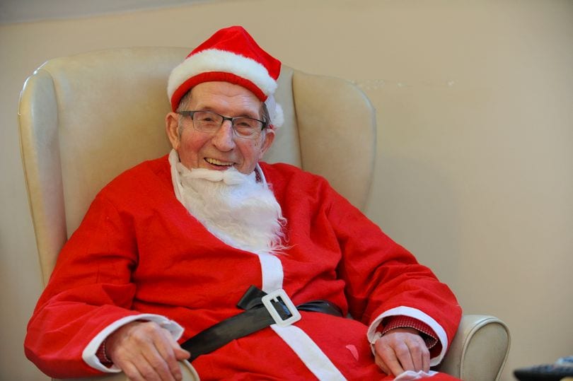 Stanley Benett déguisé en père Noël pour récolter des fonds pour Alzheimer