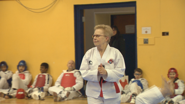 Hannah Fraser obtient la ceinture noire de Taekwondo à 72 ans