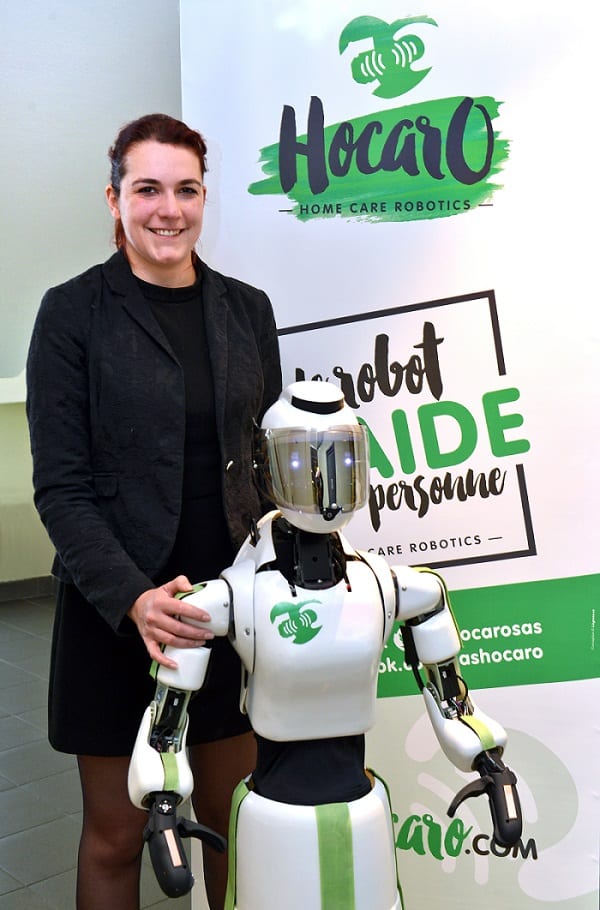 Lucile Peuch DG d'Hocaro et le robot Zeli