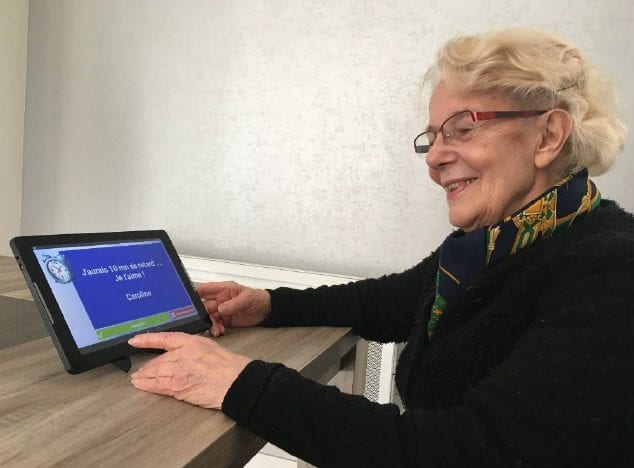 Une personne âgée qui utilise Ordimemo