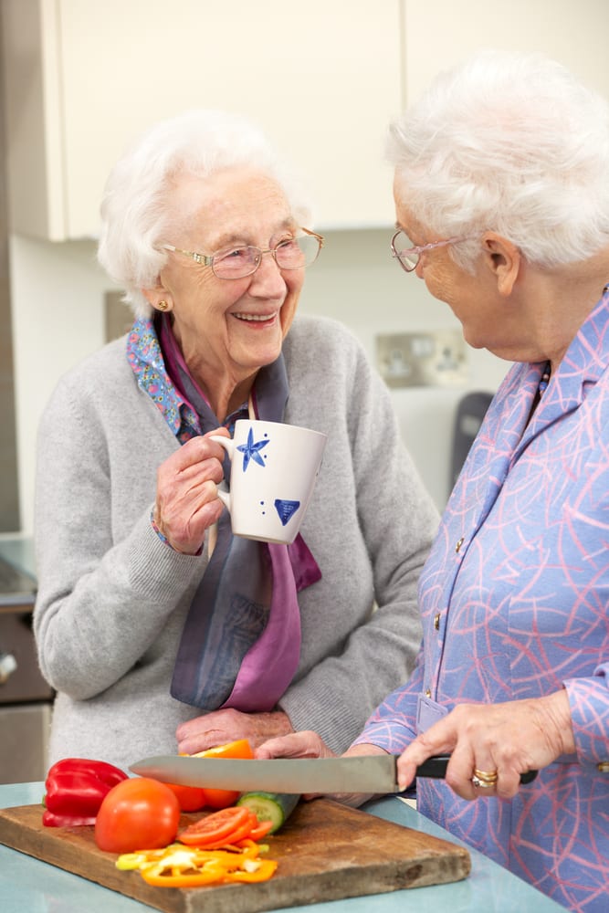 Amitié - Personnes âgées en cuisine - Alimentation - Discussion - Nutrition