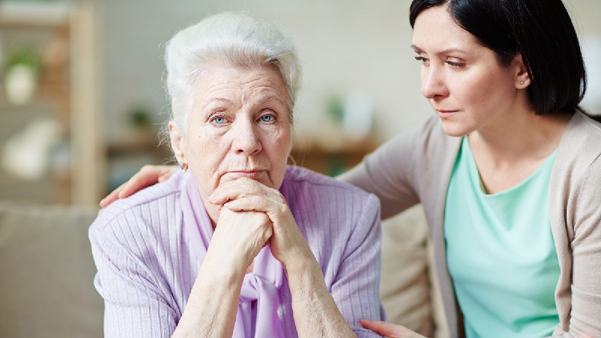 разговор с пожилой женщиной. две женщины в возрасте. свекровь и невестка. пожилая жена с разговором. женщина и бабушка в ссоре.