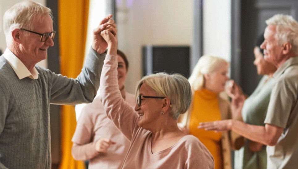 Seniors qui dansent avec Amaelles