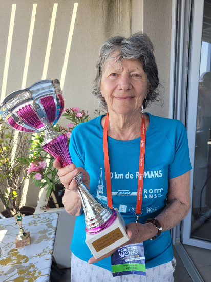 Annie Trompette, 75 ans, a couru le 5000 m en un temps remarquable de 32 minutes et 28 secondes