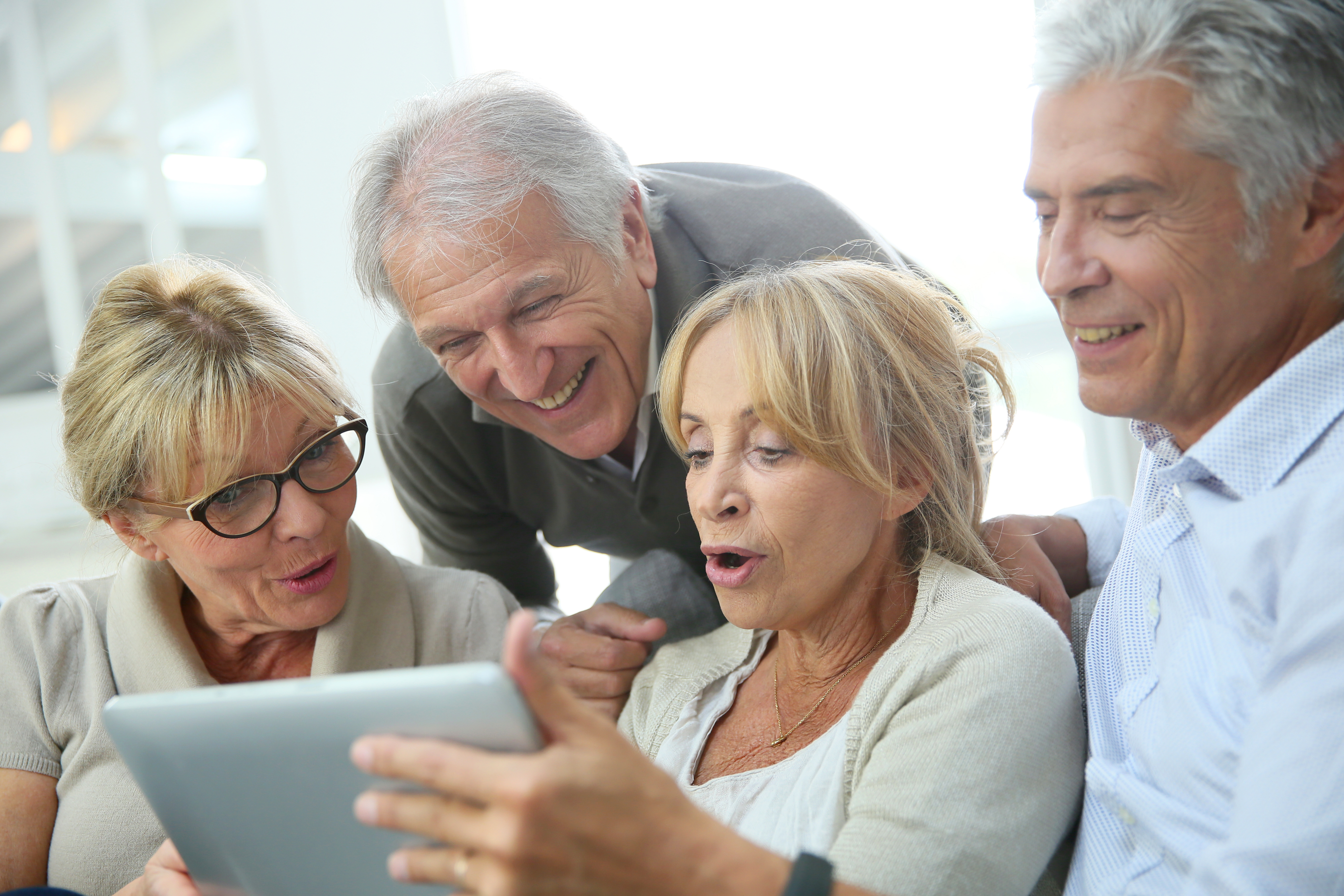 seniors - tablette - amis - nouvelles technologies - internet