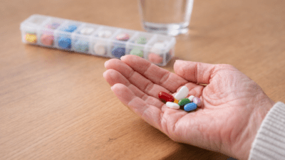 Moins de médicaments en EHPAD : ce que révèle l’étude RETREAT-FRAIL sur les antihypertenseurs polymédication