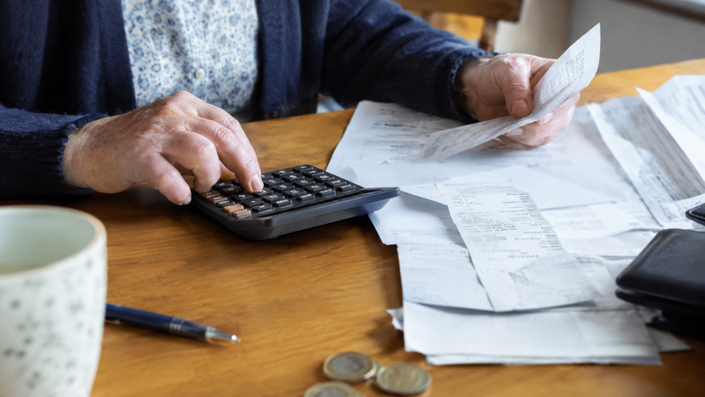 Reste à charge APA à domicile
Réforme allocation personnalisée d’autonomie 2027
Hausse du reste à charge des seniors
Aide à domicile personnes âgées
Fepem réforme APA